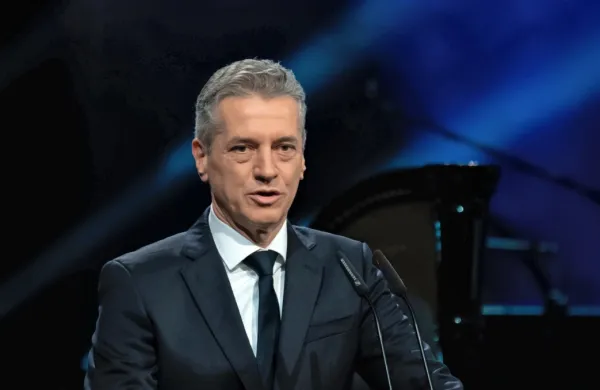 Anketa Dela: Padanje podpore vladi, Golobu in Svobodi se je ustavilo