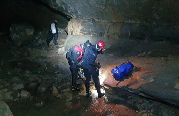 Dopoldne bodo re&scaron;evali ujete v Križni jami