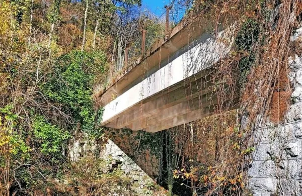 Nosilna zida mostu na slovenski in na italijanski strani sta močno 
poškodovana, zato je sanacija nujna.