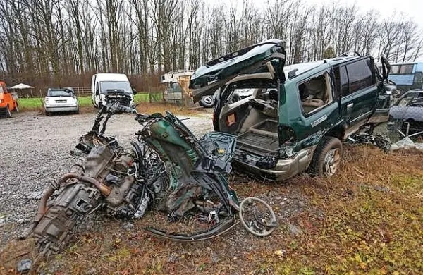 Ostanki Mitsubishijevega  terenca,  v  katerem  se  je  peljalo  deset 
nezakonitih  migrantov.  