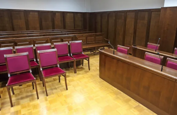 Na  vrhovnem  sodišču pojasnjujejo, da  bodo  posamezni sodniki  v  vsakem  primeru posebej  presojali, ali  bodo  naroke  oziroma  obravnave med  
dvotedenskim  protestom  preklicali, zato   strankam  svetujejo, naj    pridejo  na  sodišče, če  so  dobili vabilo, ne  pa  tudi  preklica.     