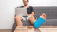 Med pandemijo in tudi po njej v letu 2022 smo imeli neobičajno sliko, da je skupno število dni bolniške zaradi 
kratkotrajnih nalezljivih bolezni preseglo običajno glavna vzroka, to je poškodbe in kostno mišične bolezni. 
Fotografija  je simbolna.