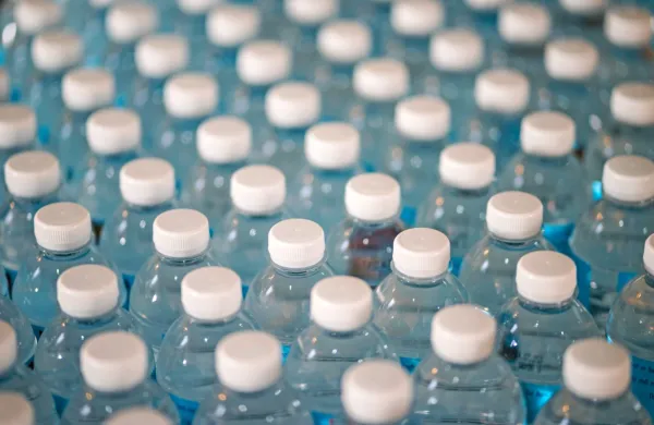 Z nedavno izumljeno tehniko so znanstveniki v enem litru vode v 
plastenki v povprečju našteli okrog 240.000 delcev nanoplastike.