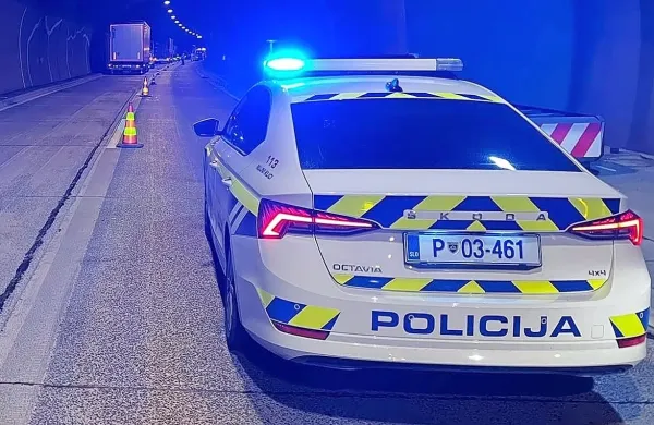 Po klicu  občana so policisti predrznega  voznika ustavili  in  
kaznovali. 