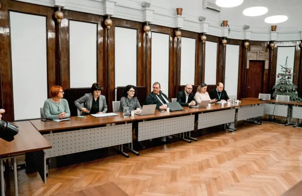 Prva pogajanja med vladno stranjo ter Sindikatom zdravnikov in 
zobozdravnikov Slovenije Fides, ki je v torek stavkal, so se 
zaključila brez dogovora.