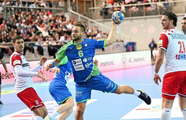 Izkušeni Gašper Marguč (z žogo) bo poskušal dati svoj prispevek k 
hitri  igri slovenske reprezentance.    
