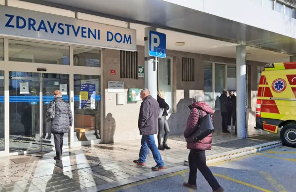 Razen plakata na vhodnih vratih, ki je obveščal o stavki, pred 
novogoriškim zdravstvenim domom včeraj ni bilo slutiti, da 
zdravniki stavkajo.