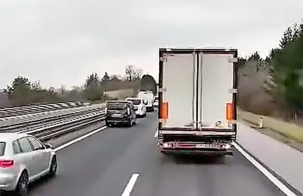 Postojnski  gasilci  so se pred  božičem  s  težavo prebijali  na  kraj 
nesreče,  da  bi čim  prej  pomagali delavcem  Darsa  pri  odpravljanju  
posledic  na  cestišču.