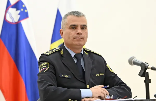Generalni direktor  Senad Jušić trdi, da je policija  kos izzivom in 
odlično opravlja delo. 