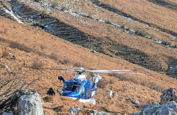 Truplo 48-letnega Postojnčana so v dolino odpeljali s helikopterjem.