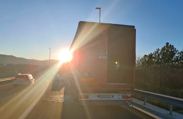Padajoči led z vozil je lahko zelo nevaren za ostale voznike.