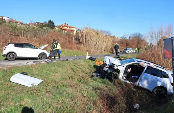 Danes nekaj minut pred 10. uro se je na šmarski cesti na odcepu za 
Bošamarin zgodila huda prometna nesreča, v kateri sta trčila dva 
avtomobila.