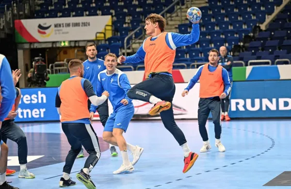 Kapetan Jure Dolenec (z žogo) je včeraj z reprezentančnimi 
soigralci opravil prvi trening v  berlinski dvorani.