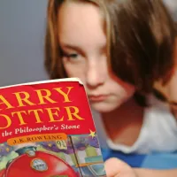 Harry Potter je med mladimi (tudi tistimi nekoliko manj mladimi) 
še vedno izredno priljubljen.