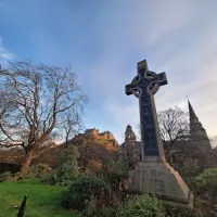 S svojimi pokopališči in gotsko arhitekturo Edinburgh izstopa kot 
eno najbolj slikovitih evropskih mest.