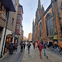 Kraljeva milja (Royal mile) Edinburški grad povezuje s kraljevo 
rezidenco Holyrood.