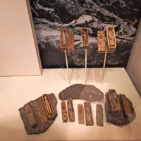 Miniaturne krste nekateri povezujejo s čarovništvom, spet drugi pa z umori Burkea in 
Harea.