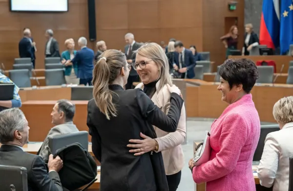DZ je danes potrdil Matejo Čalušić za ministrico za kmetijstvo, 
gozdarstvo in prehrano.