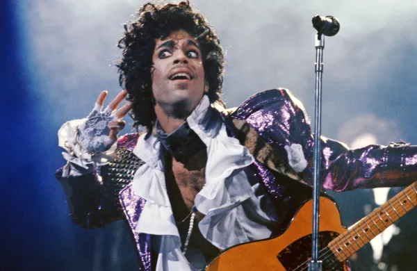   Prince je bil nagrajen   s sedmimi grammyji, dobil je tudi zlati 
globus, leta 2004   je bil vključen v dvorano slavnih rock'n'rolla.