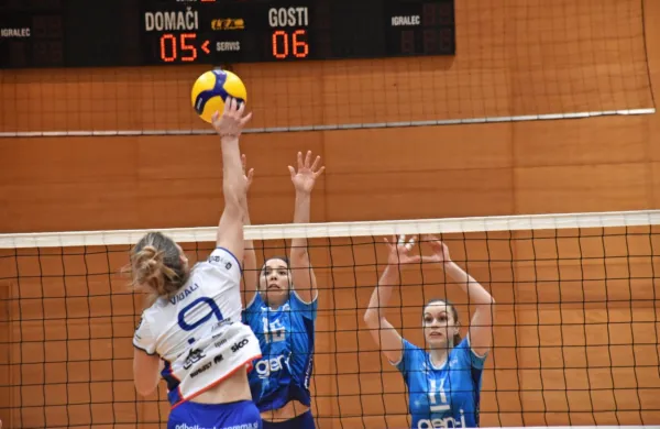 Odbojkarice Gen-I Volleyja (v modri opremi) danes  igrajo derbi 
sosedov na lestvici za tretje mesto, ki ga trenutno drži SIP.