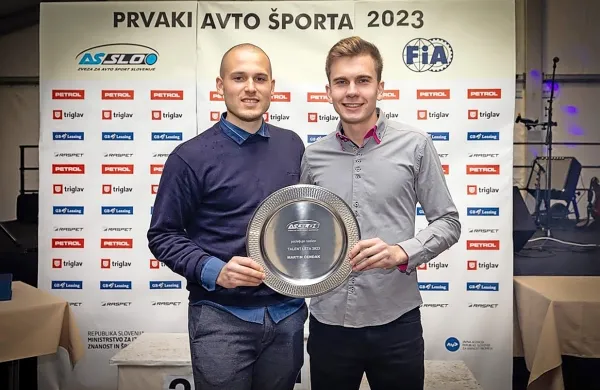 Jakob Markežič in Martin Čendak s priznanjem Zveze za avto šport 
Slovenije.