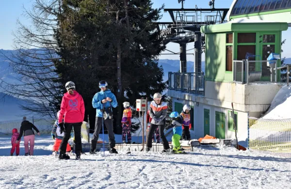 Najmlajši so prve smučarske korake delali s pomočjo tekočega 
traku. 