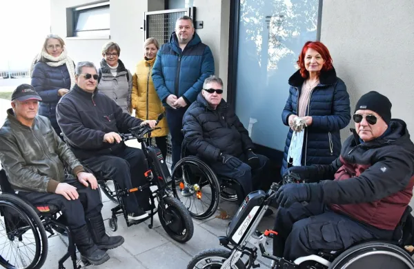 Na koprski mestni plaži je včeraj Olga Franca razdelila prve evro 
ključe. 