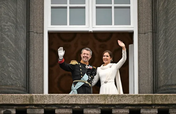 Prestolonaslednik Frederik X. je kralj postal brez kronanja, 
medtem ko je danska kraljica postala na Tasmaniji rojena Mary 
Donaldson.