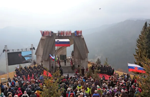 Ob 82. obletnici dražgoške bitke se je na  spominski slovesnosti v 
Dražgošah zbrala množica ljudi.