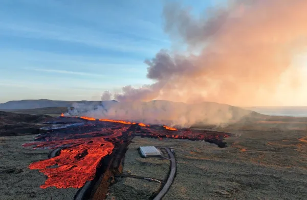 Lava, ki od včeraj zjutraj izteka po izbruhu vulkana na jugozahodu Islandije, je včeraj popoldne dosegla prve hiše v bližnjem mestecu Grindavik, od koder so še pravočasno evakuirali prebivalce.