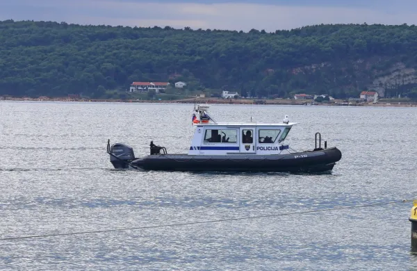 Morjeplovce v težavah re&scaron;evali hrva&scaron;ki in slovenski policisti