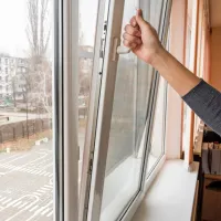 Odpiranje oken na kip ne zagotavlja dobrega zračenja, obenem pa 
povzroča velike toplotne izgube. 