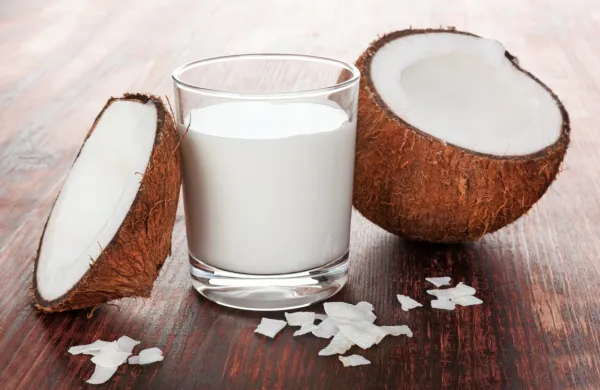 

V kokosovem mleku najdemo velik delež lavrinske kisline, vitamina C in E, vitamine skupine B ter minerale.