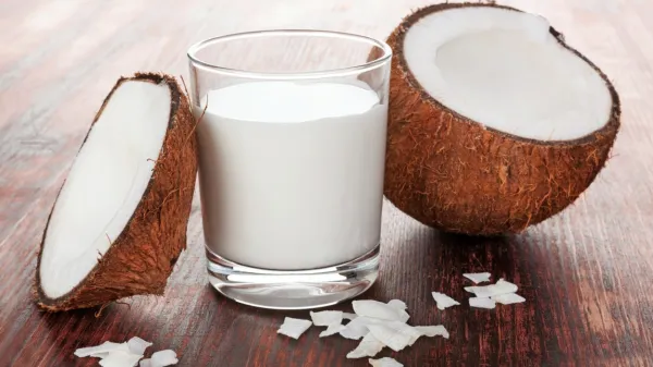

V kokosovem mleku najdemo velik delež lavrinske kisline, vitamina C in E, vitamine skupine B ter minerale.