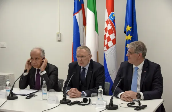  Italija, Hrvaška in Slovenija uspešno sodelujejo pri soočanju z 
izzivom migracij, so se  v Buzetu strinjali notranji ministri držav (z 
leve) Matteo Piantedosi, Davor Božinović  in Boštjan Poklukar.