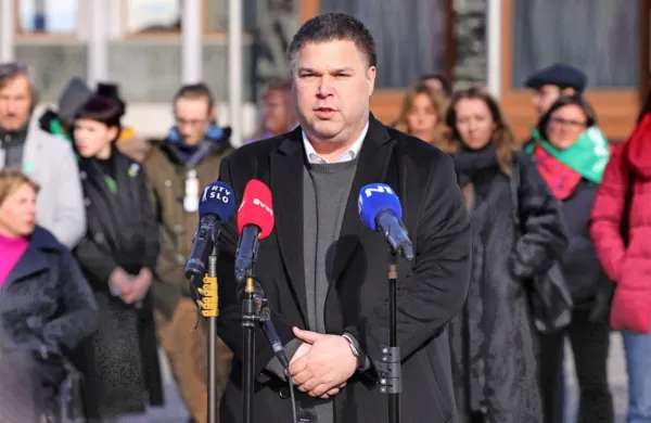 Župan Kanala ob Soči Miha Stegel je ocenil, da lahko ta zakon, ki 
je po njegovih besedah apolitičen in neideloški, v trenutni sestavi 
DZ dobi široko podporo. 