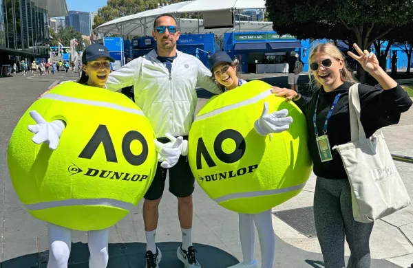 Anej Morel pred teniški objektom v Melbournu s promotorkami 
Australian opna