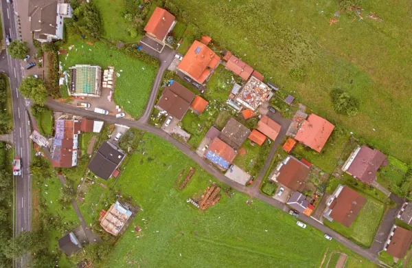 Posnetek iz zraka, iz katerega je videti razbitine po polju in odkrite strehe hiš, razkriva razsežnost opustošenja, ki ga je tornado povzročil v Kosezah. 