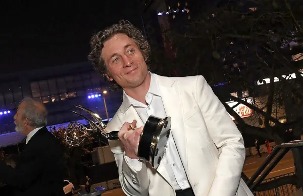 Jeremy Allen White je k svoji zbirki nagrad sinoči dodal še enega televizijskega oskarja - emmyja.