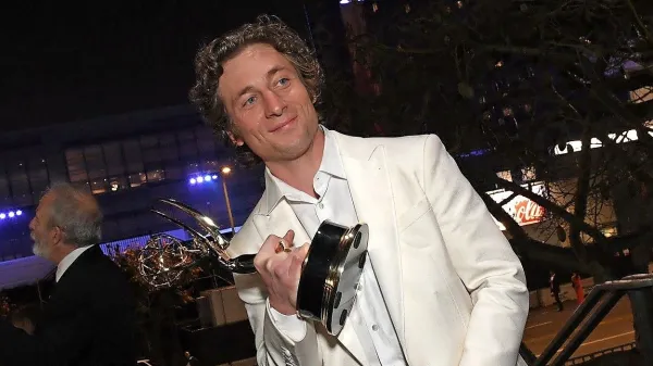 Jeremy Allen White je k svoji zbirki nagrad sinoči dodal še enega televizijskega oskarja - emmyja.