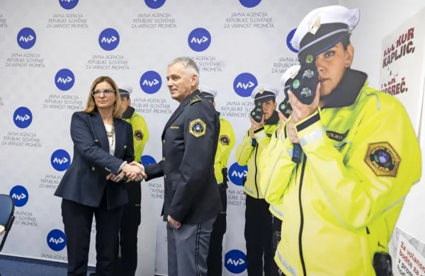 Agencija za  varnost  prometa je  včeraj  policistom  predala  osem  silhuet  policistk.  Ivan  Kapun (desno,  ob 
njem  Simona  Felser)   je  pojasnil, da  po njihovih  izkušnjah  tudi  silhuete  policistov  prispevajo k  umirjanju 
hitrosti.  