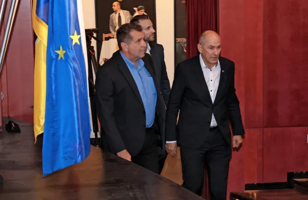 Prvak SDS Janez Janša s članom koprskega občinskega sveta iz 
vrst SDS Juretom Coljo (v ozadju), levo je Igor Colja