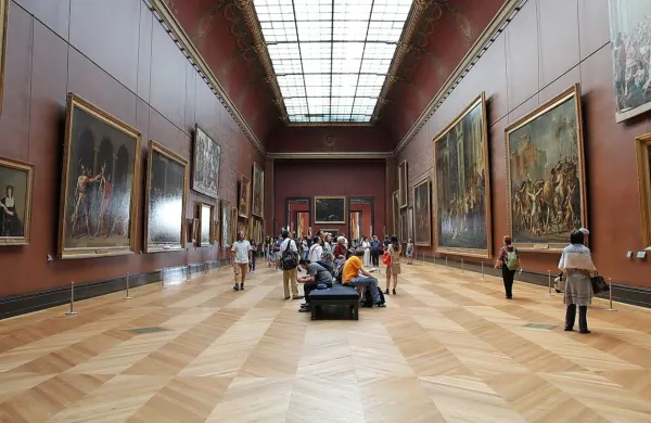 V pariškem muzeju Louvre so v ponedeljek za skoraj 30 odstotkov 
zvišali ceno vstopnice, ki po novem stane 22 evrov.