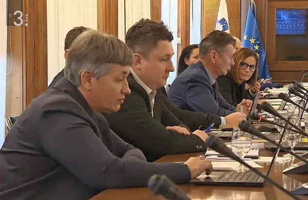 V državnem zboru na seji odbora za infrastrukturo, okolje in 
prostor obravnavajo spremembe zakona o varstvu okolja, ki so ga 
s podpisi volilcev v DZ vložili Inštitut 8. marec, društvo Eko Anhovo 
in Dolina Soče ter Civilna iniciativa Danes.