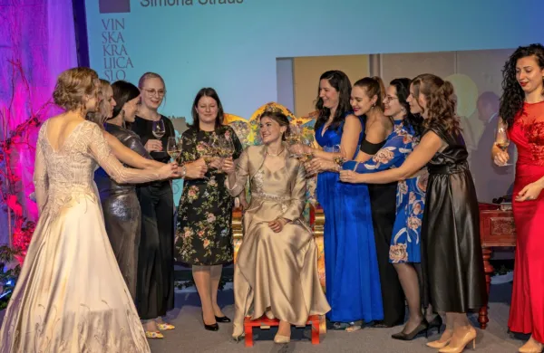 Vinska kraljica Slovenije je letos Primorka Sanja Ferjančič
