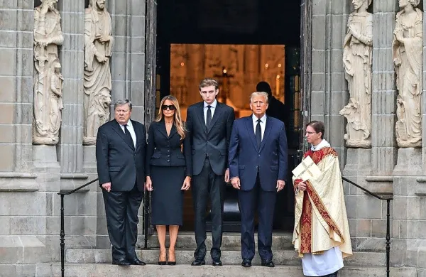 Pogrebna slovesnost je potekala v cerkvi Bethesda-by-the-Sea 
nedaleč od Trumpovega posestva Mar a Lago, kjer sta se leta 2005 
poročila z Melanio.