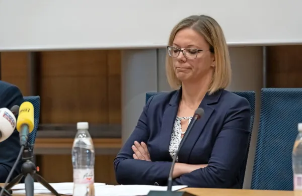 Nekdanja ministrica za javno upravo Sanja Ajanović Hovnik je 
dobila zelo dobro plačano službo na Slovenskih železnicah.