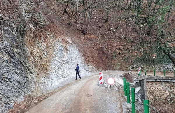Cesto so s širjenjem v brežino zelo hitro usposobili za interventni 
promet, danes (petek) naj bi jo uradno enosmerno odprli. 