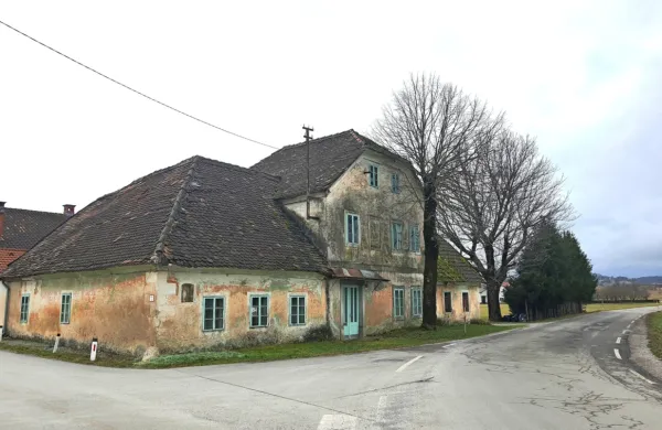Na Pivškem je več kot 500 starih hiš, ki večinoma  prazne 
propadajo.