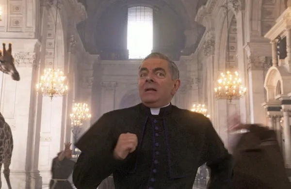 Rowan Atkinson navdušuje z vlogo duhovnika v novem filmu 
Wonka.